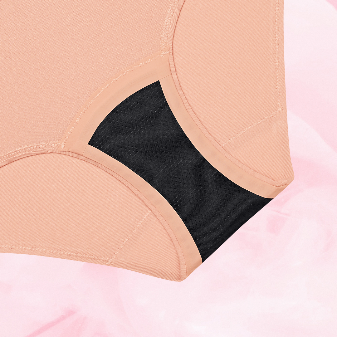 Close-up of ComfortFit Essentials Hipster Logo Waistband Light, showcasing the slimline edges and ComfortFit gusset designed for reliable, discreet period protection.